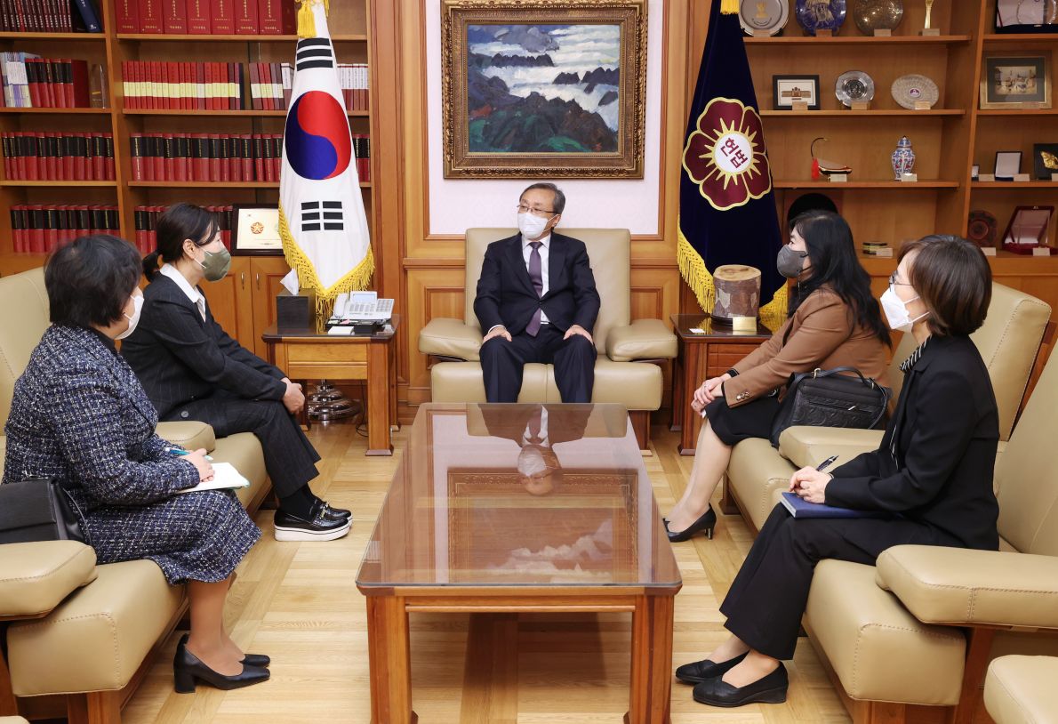 20221111-한국여성변호사회 헌법재판소 예방사진_001.jpg